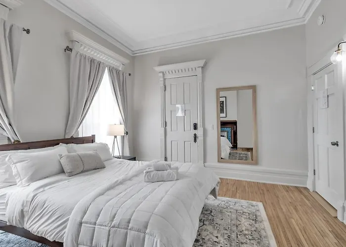 Spacious Second Empire Suite At The Platt Mansion